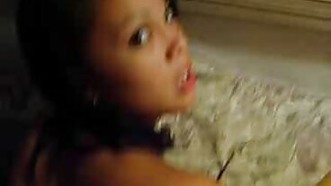 லில் ஹம்பர்ஸின் உணர்ச்சிமிக்க எமிலி அடிசனுடன் சோபா பேங்