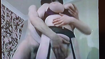 Exotic4K இலிருந்து கவர்ச்சியான ஸ்கார்லெட் ப்ளூமுடன் கூடிய ஸ்ட்ரைட் ஹேர் படம்