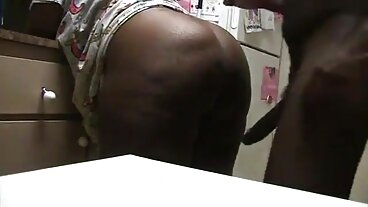 ஈவில் ஏஞ்சலில் இருந்து ஏஞ்சல் லாங் மற்றும் சோஃபி ஆண்டர்சனை கவர்ந்திழுக்கும் கவ்கேர்ல் ஆக்ஷன்