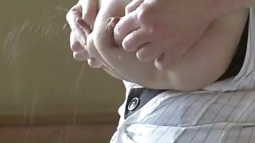 போலி ஹாஸ்டலில் இருந்து அழகான லேடி கேங்குடன் நடுத்தர அளவிலான டிட்ஸ் ஸ்க்ரூ