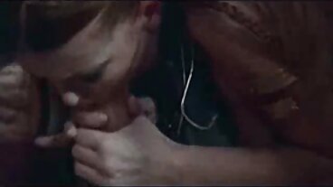 வான்க்ஸில் இருந்து ஹாட் ரேச்சல் ரோஸுடன் இளம் பேங்