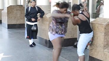 பேங் பிரதர்ஸின் கவர்ச்சியான ரோஸ் மன்ரோவுடன் ஹேண்ட்ஜாப் வீடியோ