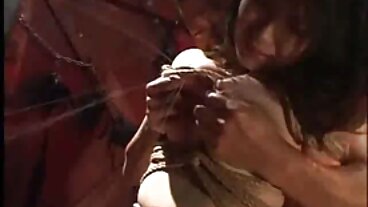 ஈவில் ஏஞ்சலில் இருந்து ப்ரீஃபெக்ட் கியாரா கையுடன் நேச்சுரல் டிட்ஸ் படம்