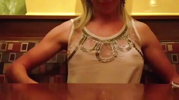 1 பாஸ் இலிருந்து அழகான அம்பிகா தங்கத்துடன் லையிங் டாகிஸ்டைல் ​​ஸ்மட்