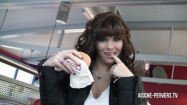 ரியாலிட்டி ஜன்கிஸின் அழகான செரீனா ஸ்கையுடன் லெக்ஸ் ஆன் ஷோல்டர்ஸ் ஸ்க்ரூ