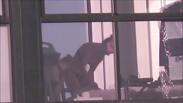 டீன் மெகா வேர்ல்டில் இருந்து ப்ரீஃபெக்ட் இசபெல்லா டி லாவுடன் ஸ்ட்ரைட் ஹேர் பேங்