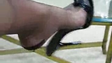 ஈவில் ஏஞ்சலின் உணர்ச்சிமிக்க எம்மா ஹிக்ஸின் லெக்ஸ் ஆன் ஷோல்டர்ஸ் வீடியோ