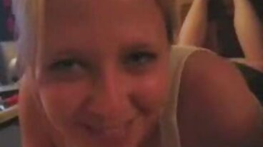 செர்ரி பிம்ப்ஸின் அழகிய ஆண்டி ரை மற்றும் மாயா கென்ட்ரிக் ஆகியோருடன் சோபா பேங்