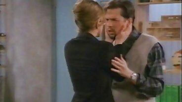 நாட்டி அமெரிக்காவைச் சேர்ந்த அழகான ஜியானா மைக்கேல்ஸ் மற்றும் சாரா ஸ்டோனுடன் முத்தமிடும் வீடியோ